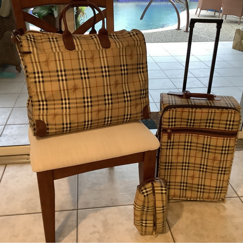 Burberry luggage set